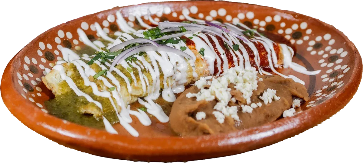Omelette El Zarzo relleno de machaca de borrego, bañado en salsa verde, salsa roja y crema, con frijoles refritos y queso en plato de barro
